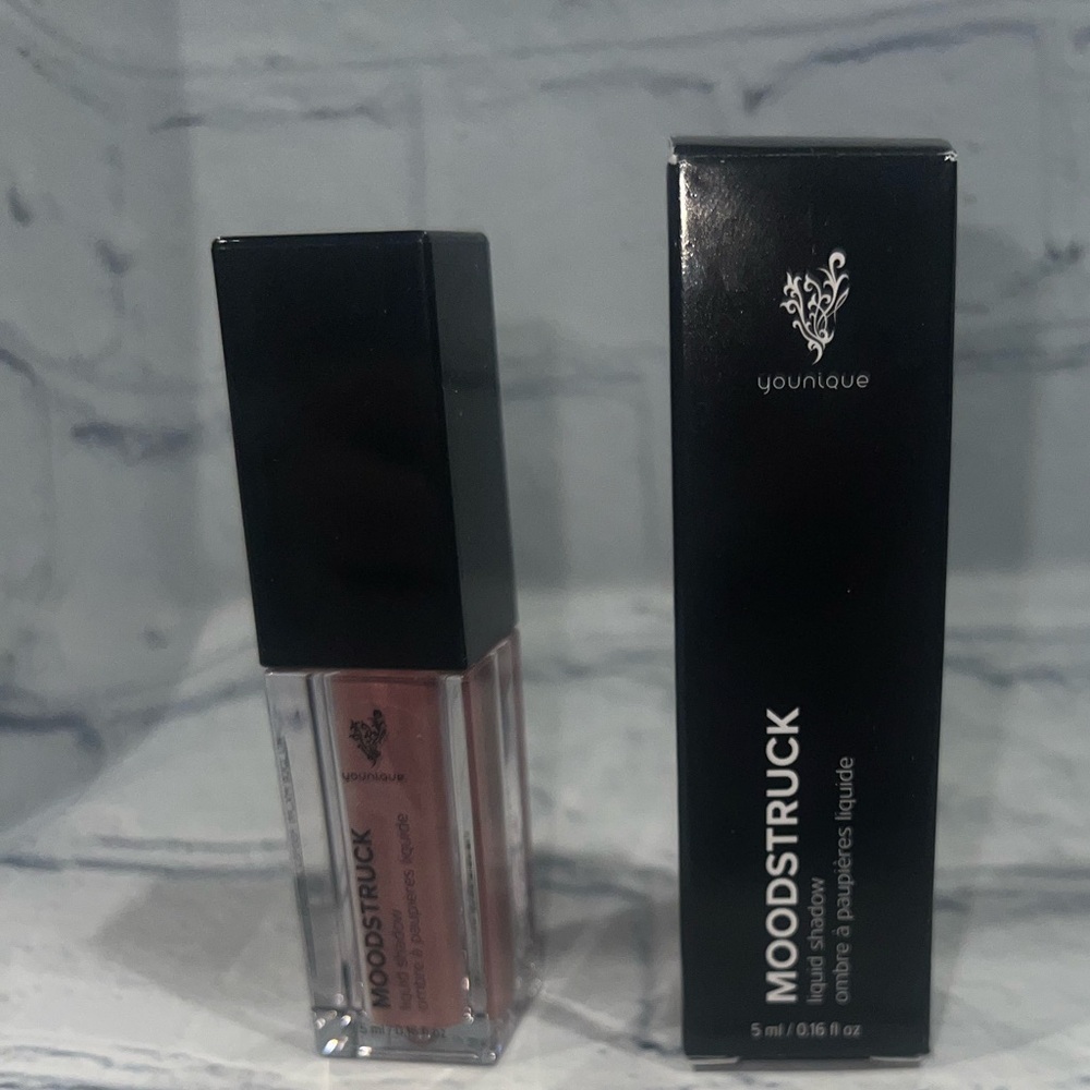 Younique Moodstruck Liquid eyeshadow- Businesslike